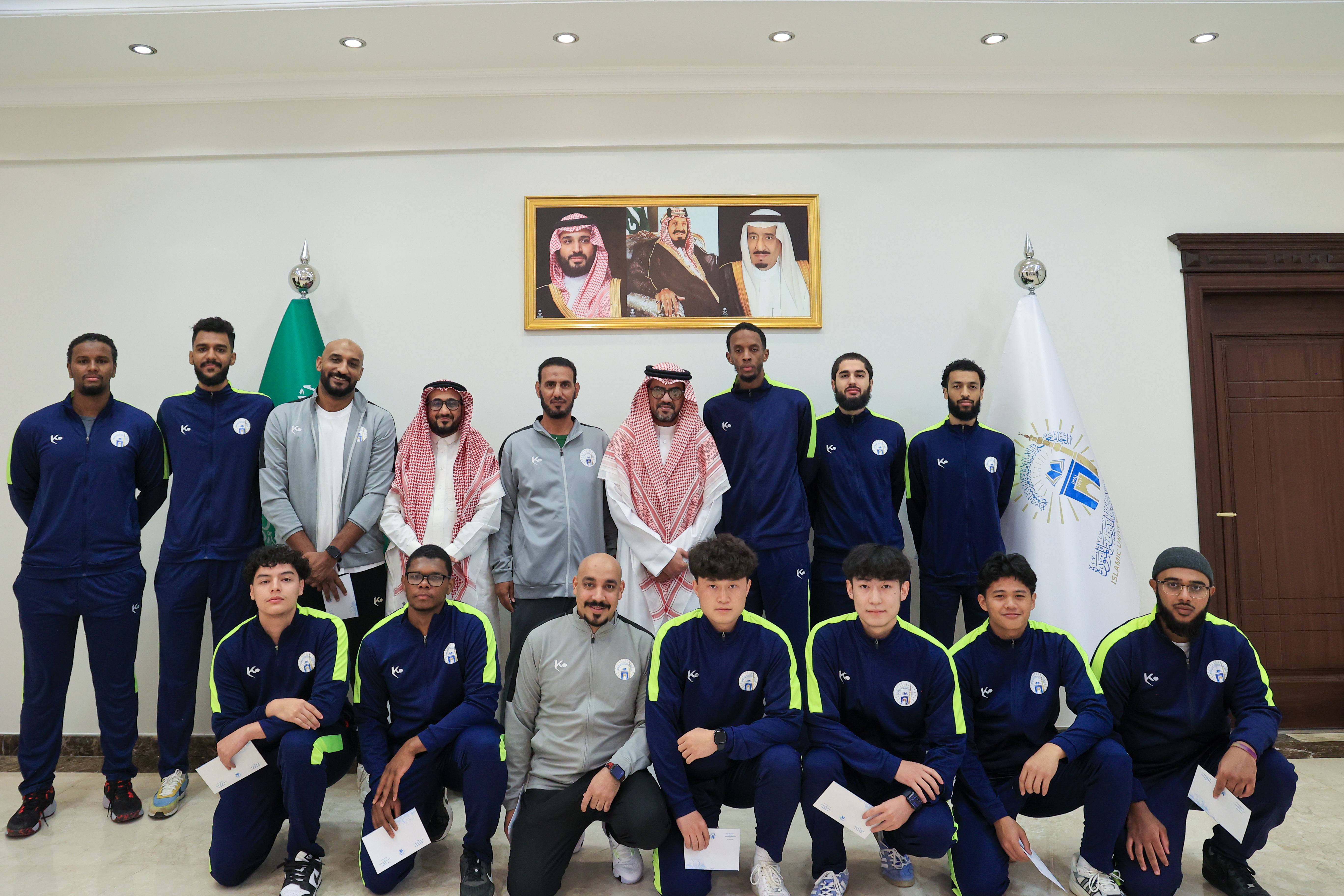 رئيس الجامعة الإسلامية يكرم منتخبي كرة القدم وكرة السلة تقديراً لإنجازاتهم.